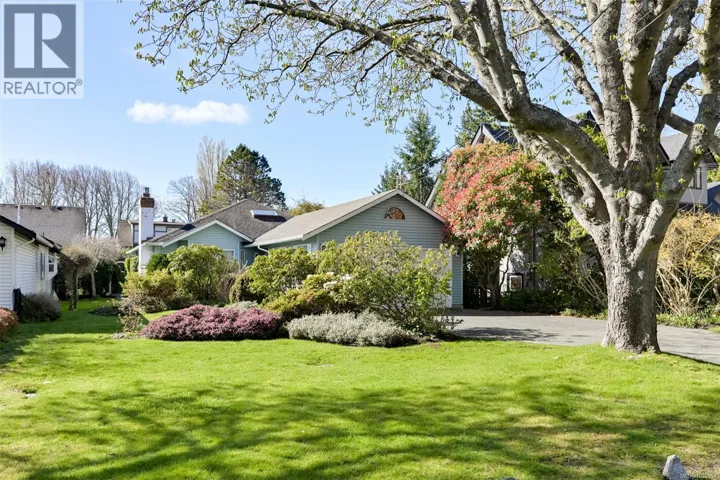 2105 Windsor Rd, Oak Bay, British Columbia V8S3C2
