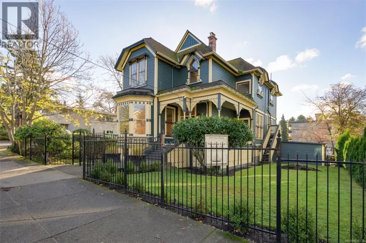 1141 Fort St, Victoria, British Columbia V8V3K9
