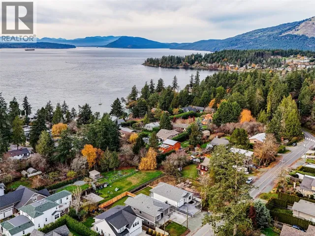 10950 Chalet Rd, North Saanich, British Columbia V8L5M2