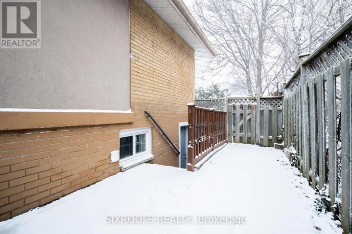 LOWER - 332 HOMEWOOD AVENUE, Toronto (Newtonbrook West), Ontario M2R2N8