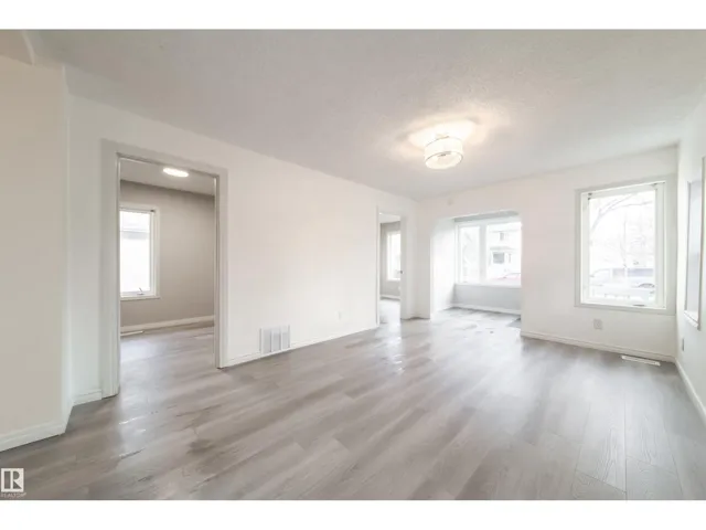 11912 77 ST NW, Edmonton, Alberta T5G2B4
