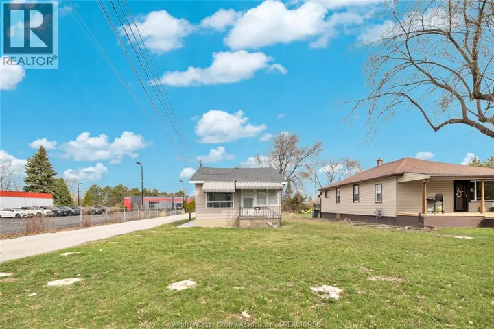 9572 TECUMSEH ROAD, Windsor, Ontario N8R1A2