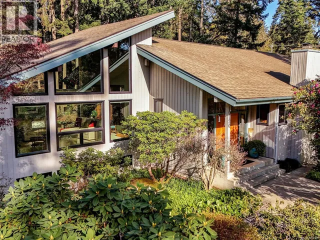 10720 Derrick Rd, North Saanich, British Columbia V8L5M8