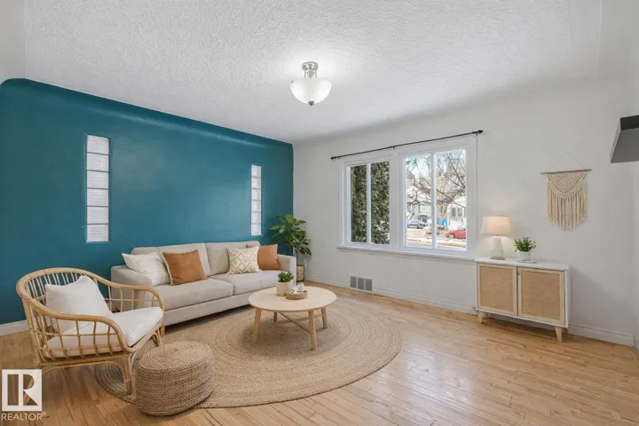 #4 9835 82 AV NW, Edmonton, Alberta T6E1Y7