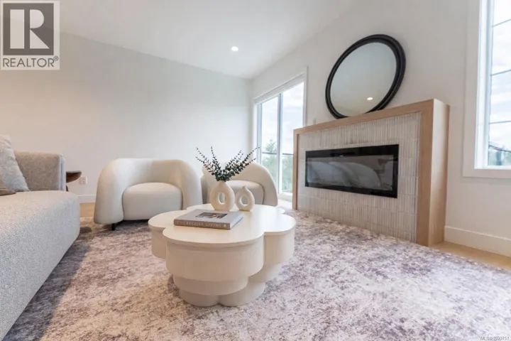 U10 3907 Cedar Hill Rd, Saanich, British Columbia V8P3Z8