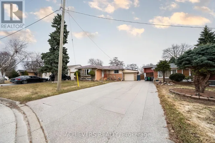 28 CUMBRIAN COURT, Brampton (Northwood Park), Ontario L6X2J8
