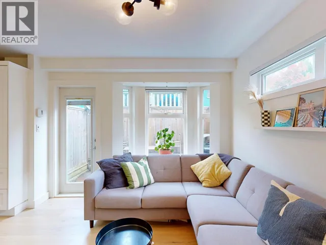 101 1672 E PENDER STREET, Vancouver, British Columbia V5L1W3