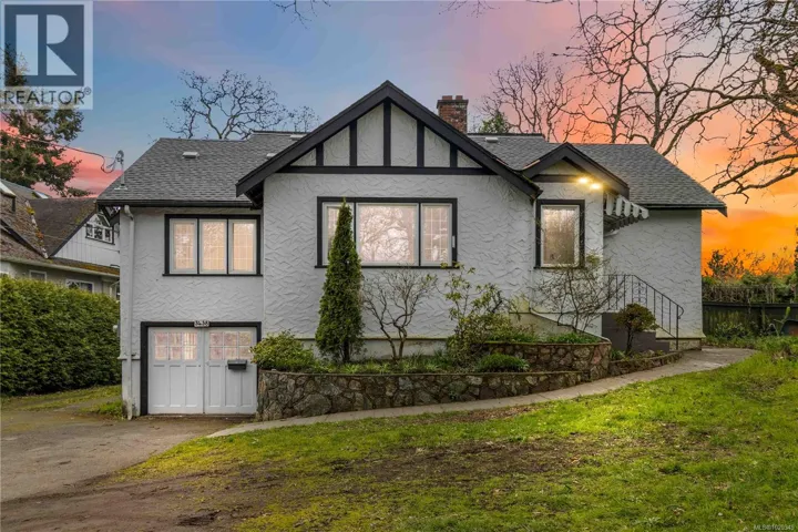 3438 Cook St, Saanich, British Columbia V8X1B1