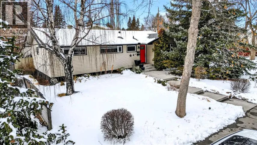 33 Warwick Drive SW, Calgary, Alberta T3C2R5