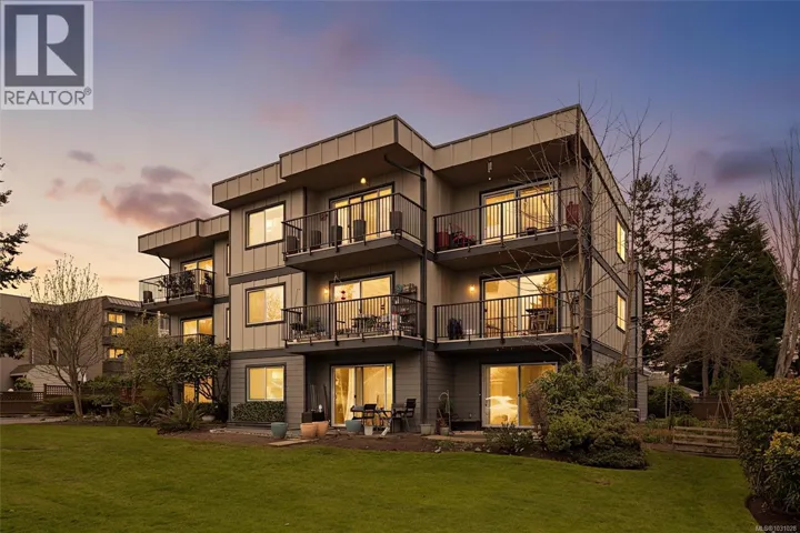 304 2427 Amherst Ave, Sidney, British Columbia V8L2H1