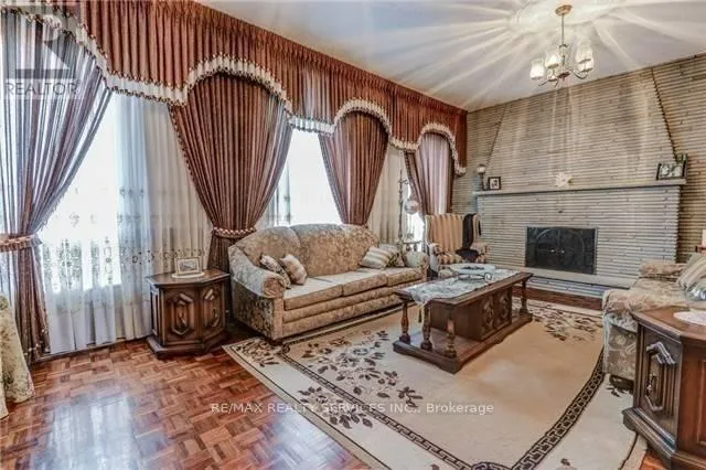 32 FENTON WAY, Brampton (Toronto Gore Rural Estate), Ontario L6P0P6