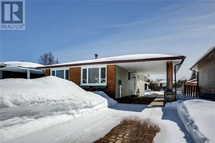 77 Third Avenue, Lively, Ontario P3Y1M2
