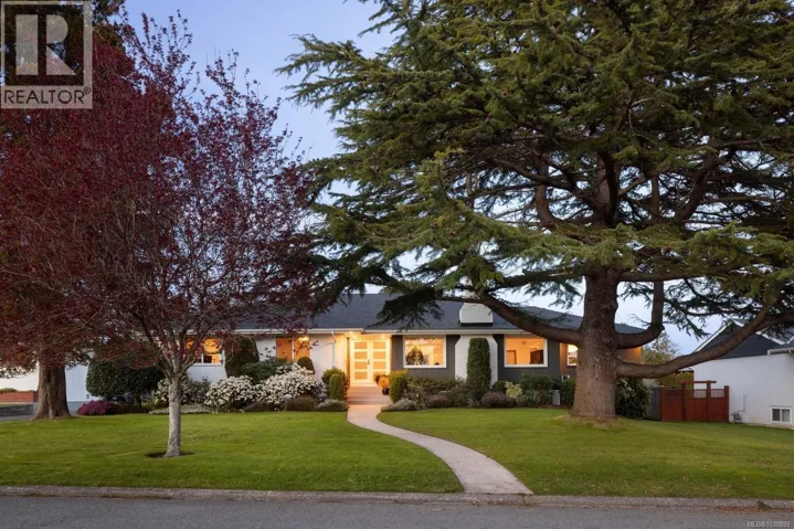 2700 Dorset Rd, Oak Bay, British Columbia V8R3N1