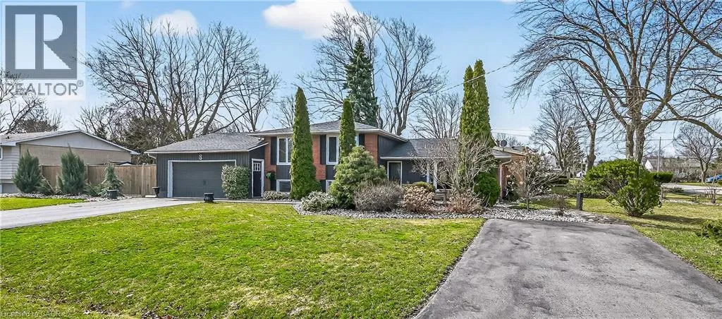 8 BENDAMERE Drive, Grimsby, Ontario L3M2N3