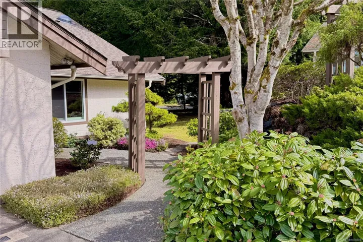 2 885 Berwick Rd S, Qualicum Beach, British Columbia V9K1N7