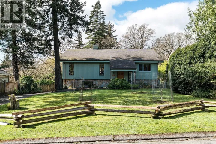 877 Kindersley Rd, Esquimalt, British Columbia V9A4N1