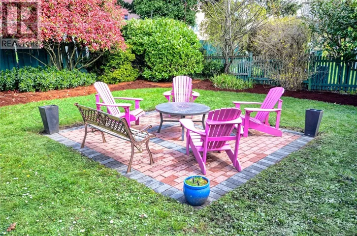 1044 Wollaston St, Esquimalt, British Columbia V9A5B4