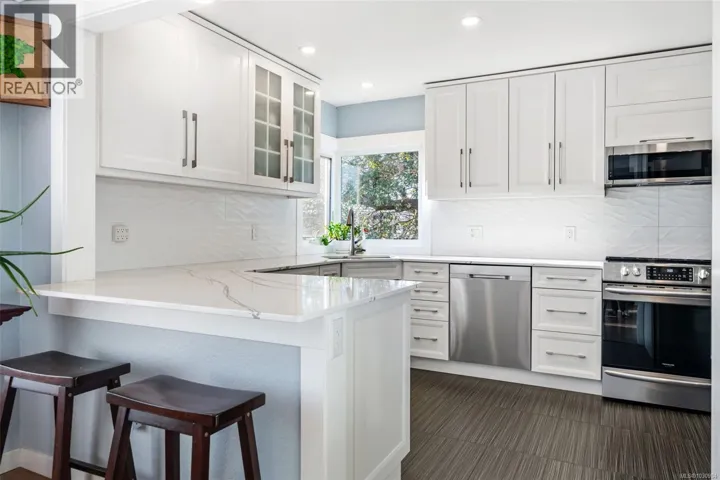 730 Burnside Rd W, Saanich, British Columbia V8Z1N1