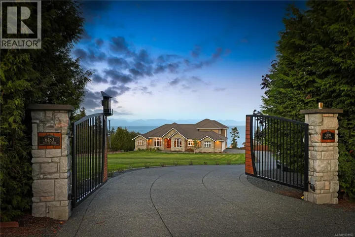 6480 Eagles Dr, Courtenay, British Columbia V9J1V3