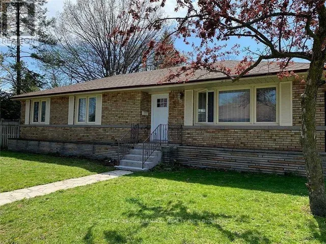 2 SEVENOAKS AVENUE, Toronto (Stonegate-Queensway), Ontario M8Z3P7