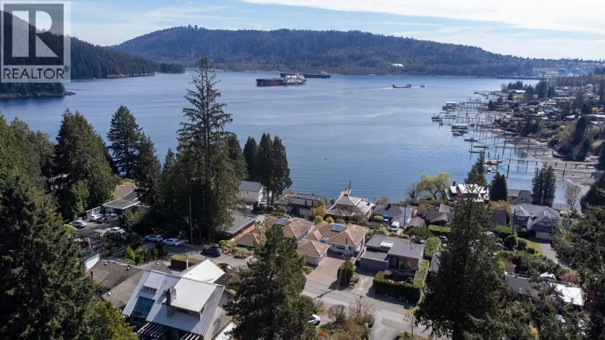 4493 EPPS AVENUE, North Vancouver, British Columbia V7G1G2