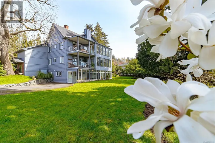 1 801 Langham Crt, Victoria, British Columbia V8V4J3
