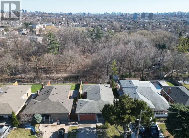 27 PEACHAM CRESCENT, Toronto (Downsview-Roding-CFB), Ontario M3M1S2