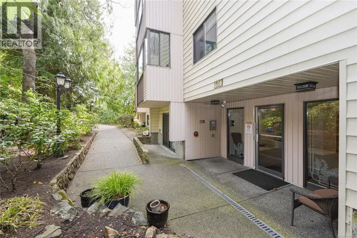 404 614 Fernhill Pl, Esquimalt, British Columbia V9A4Z1
