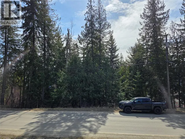 7502 Estate Drive, Anglemont, British Columbia V0E1M8