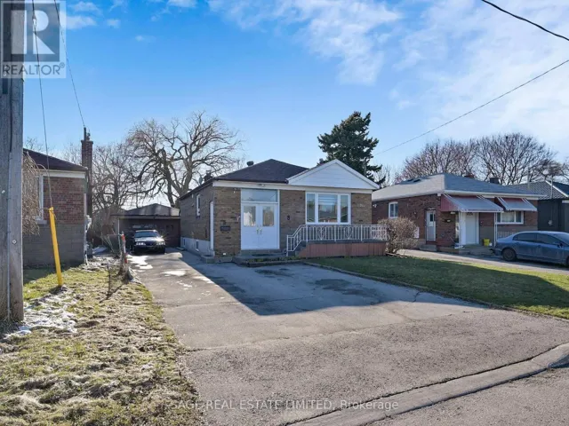 8 LOMBARDY CRESCENT, Toronto (Kennedy Park), Ontario M1K4N8