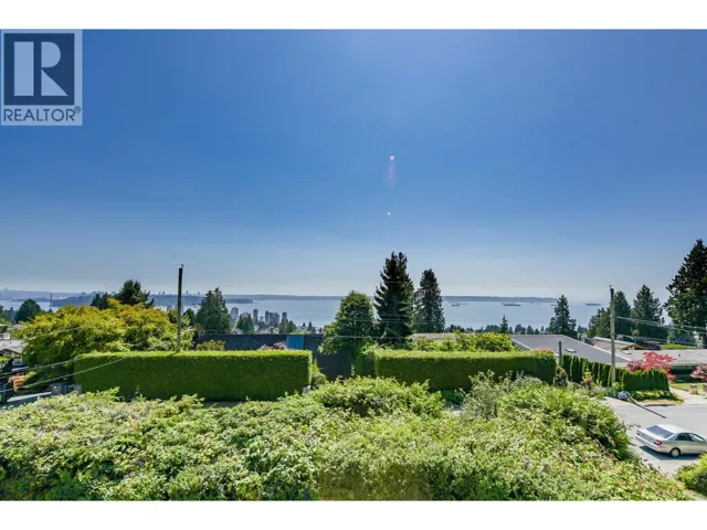 2365 QUEENS AVENUE, West Vancouver, British Columbia V7V2Y7