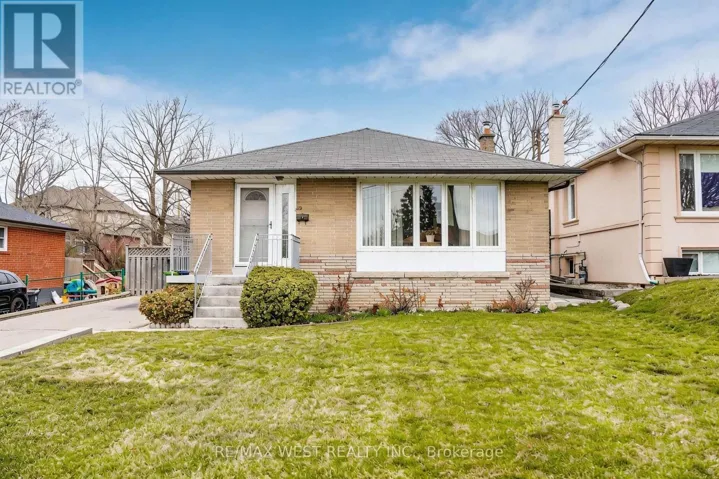 32 DEEVALE ROAD, Toronto (Downsview-Roding-CFB), Ontario M3M1Z3