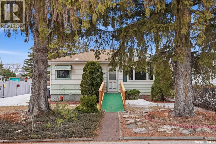 2204 York AVENUE, Saskatoon, Saskatchewan S7J1J1