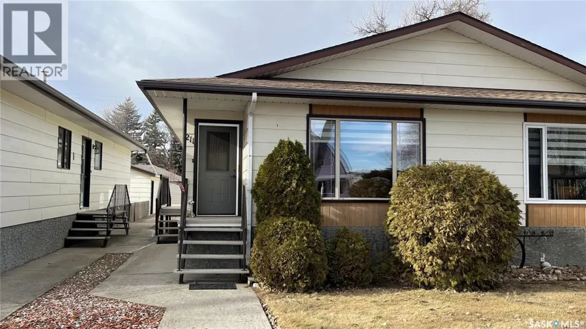 211 Maple STREET, Maple Creek, Saskatchewan S0N1N0