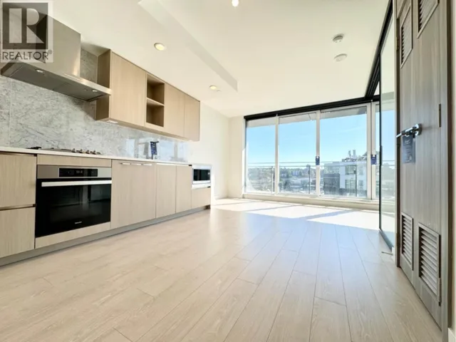 1318 1768 COOK STREET, Vancouver, British Columbia V5Y0N3