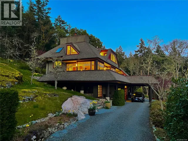 8242 Thomson Pl, Central Saanich, British Columbia V8M1S1