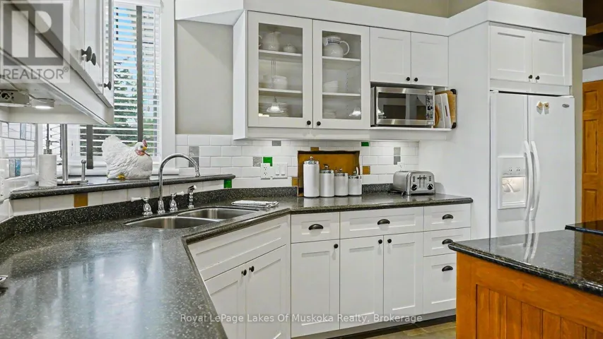 VILLA 1 WEEK 9 - 1020 BIRCH GLEN ROAD, Lake of Bays (Mclean), Ontario P0B1A0