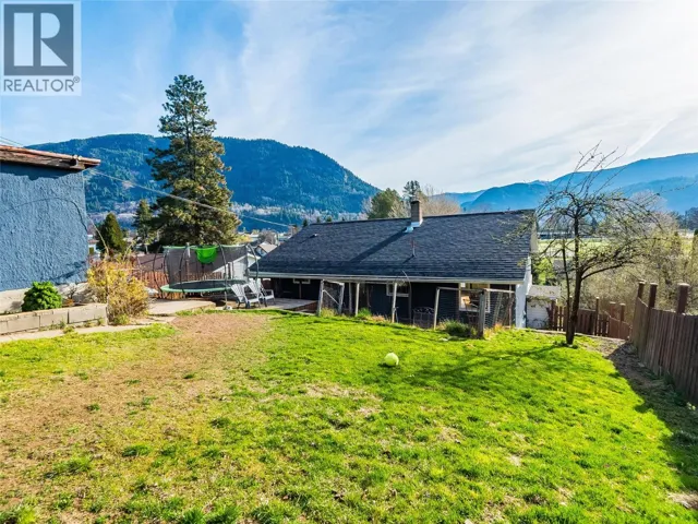 650 9TH Avenue, Castlegar, British Columbia V1N1M4