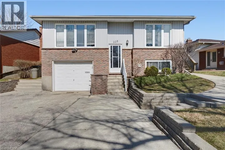 228 HOLBORN Drive, Kitchener, Ontario N2A2E8