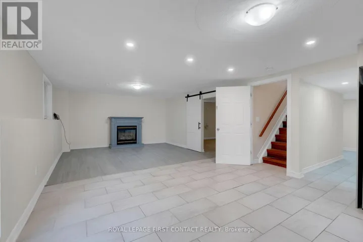 16 WADDINGTON CRESCENT, Barrie (Holly), Ontario L4N8C8