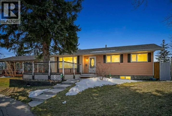 255 Penmeadows Close SE, Calgary, Alberta T2A3S1