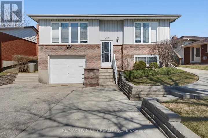 228 HOLBORN DRIVE, Kitchener, Ontario N2A2E8