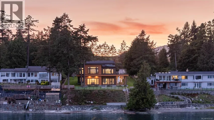 8213 Lochside Dr, Central Saanich, British Columbia V8M1T9