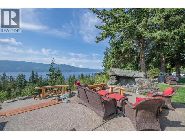 7500 Lonneke Trail, Anglemont, British Columbia V0E1M8