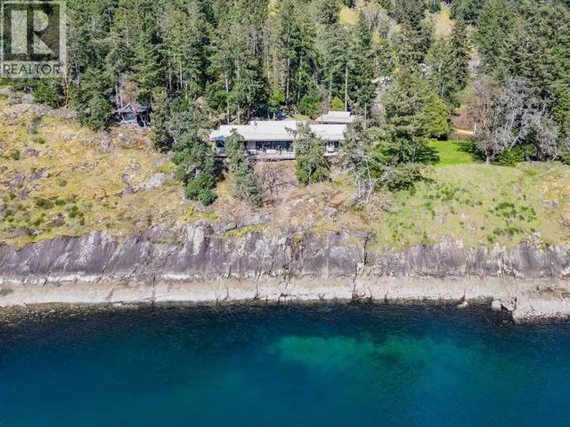 1369 MACKINNON ROAD, Pender Island, British Columbia V0N2M1