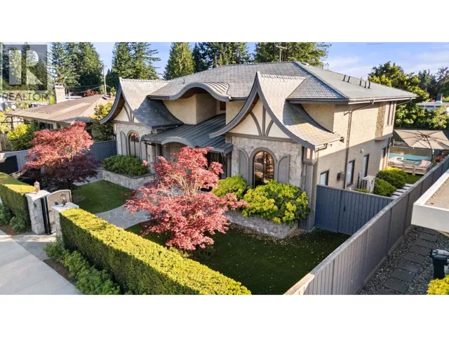 2809 EDGEMONT BOULEVARD, North Vancouver, British Columbia V7R2N3