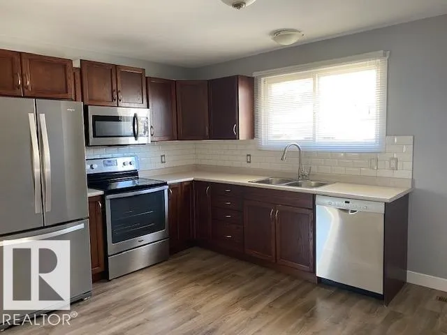 #Main 4907 32 AV NW, Edmonton, Alberta T6L4Y7