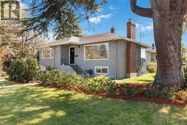 2001 Carrick St, Oak Bay, British Columbia V8R2M5