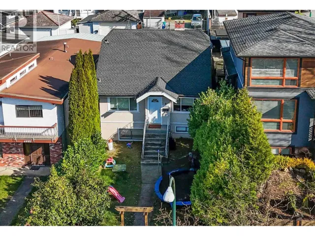 4890 DUMFRIES STREET, Vancouver, British Columbia V5N3T9