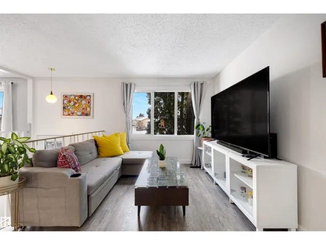 107 WARWICK RD NW, Edmonton, Alberta T5Z4P7